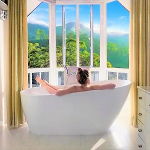 https://luxe-wilderness.kandyhotelsnow.com