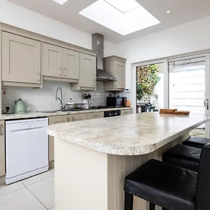 https://large-3-bed-family-home-5-min-from-train-station.dublin-hotelsweb.com